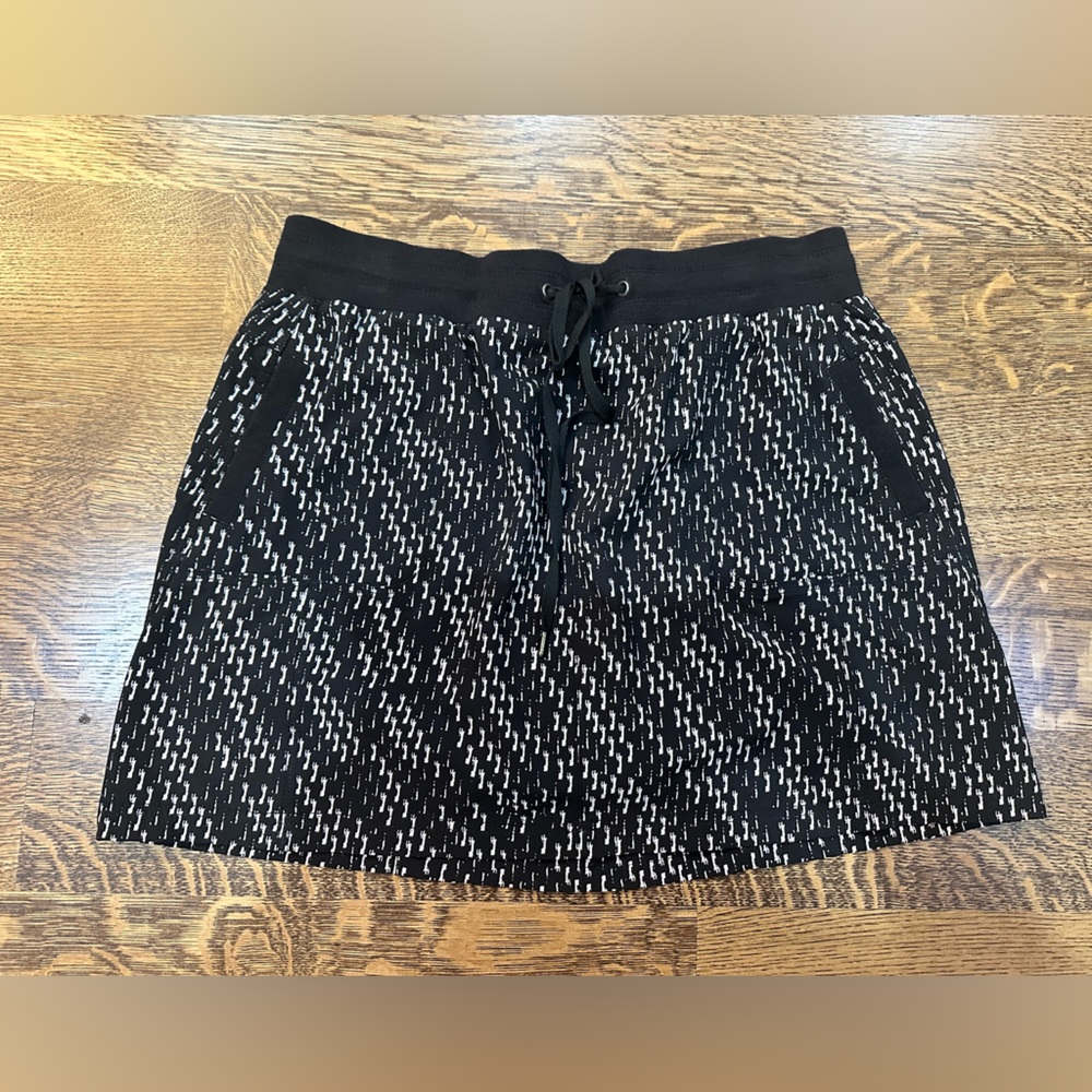 Ladies size 14 skort by Intro. Black & white w/2 pockets. Elastic w/drawstring.